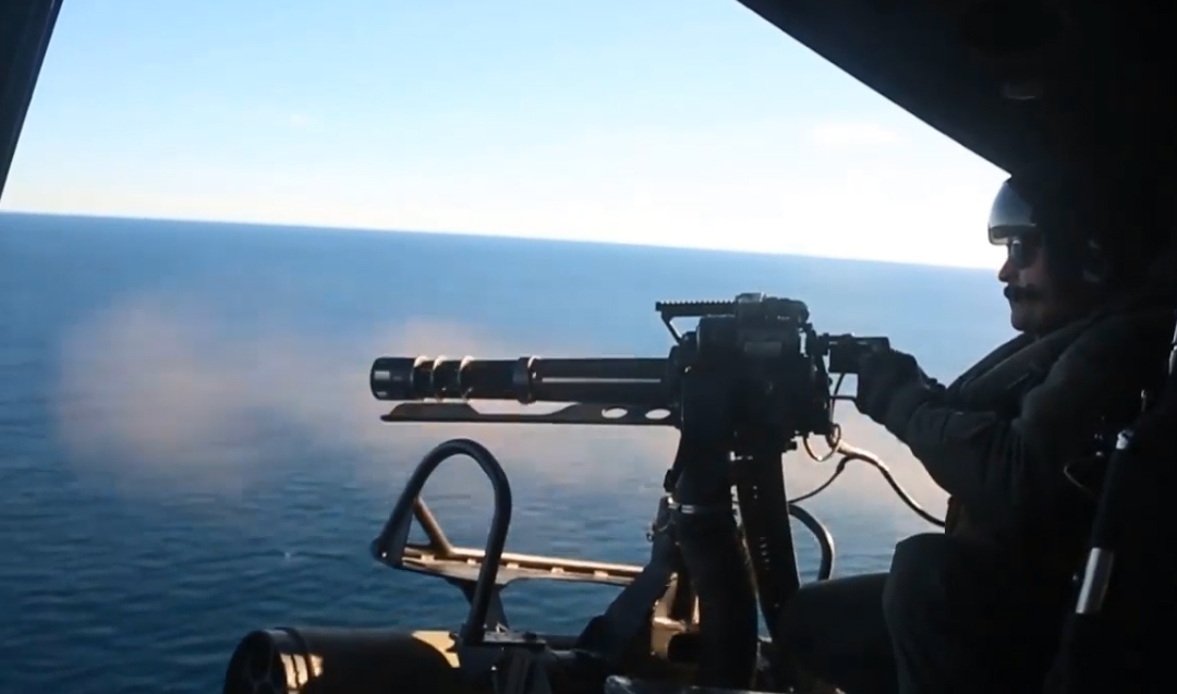 Trực thăng Mỹ diễn tập, nhả “mưa đạn” vào mục tiêu trên biển